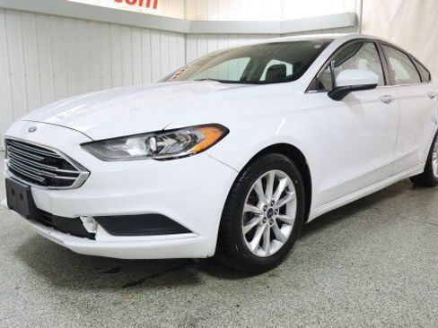 Used 2017 Ford Fusion SE FWD image 2