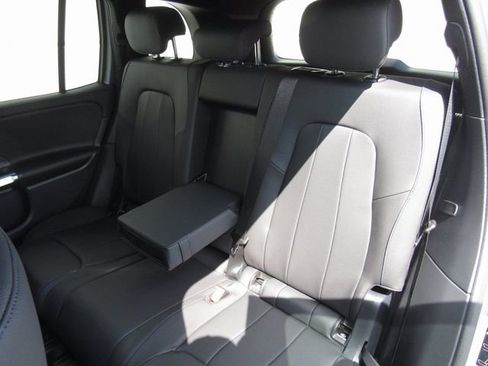 Used 2025 Mercedes-Benz GLB 250 4MATIC image 17