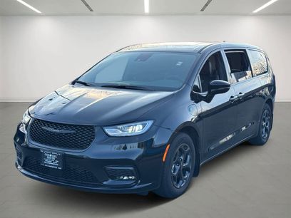 New 2023 Chrysler Pacifica Limited w/ Uconnect Theater Family Group