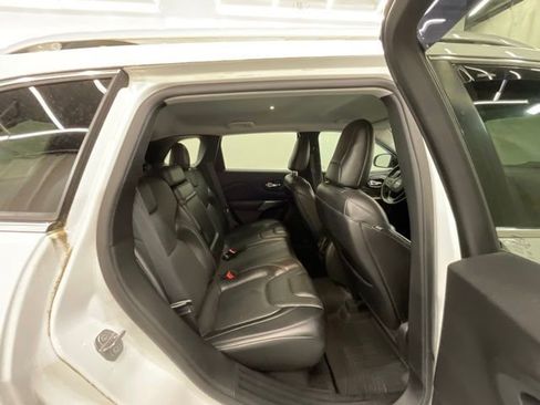 Used 2019 Jeep Cherokee Limited AWD/4WD image 25
