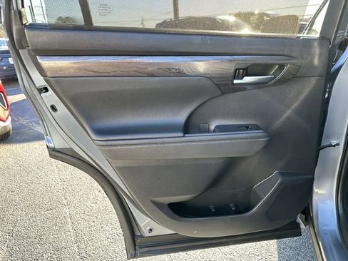 Used 2024 Toyota Highlander Limited image 6