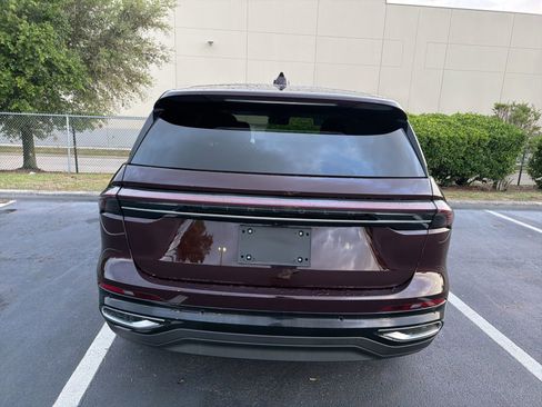 Used 2025 Lincoln Nautilus Premier image 8