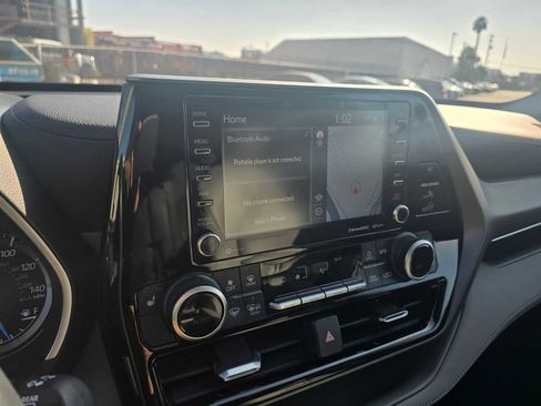 Used 2020 Toyota Highlander XLE image 28