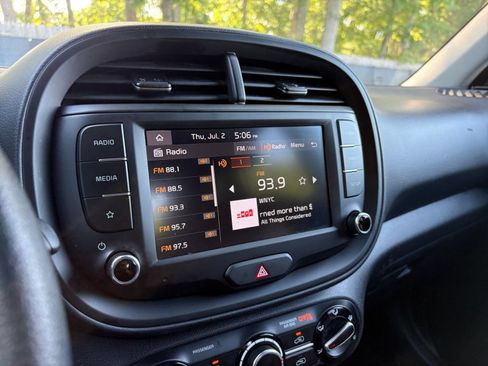 Used 2025 Kia Soul LX w/ LX Technology Package FWD image 16