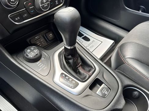 Used 2018 Jeep Cherokee Trailhawk w/ Cold Weather Group AWD/4WD image 11