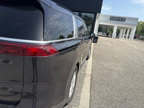 Used 2022 Kia Carnival LX FWD image 11