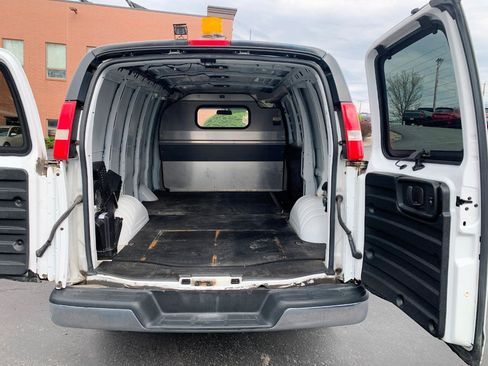 Used 2017 Chevrolet Express 2500 w/ Chrome Appearance Package image 7