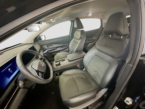 Used 2024 Nissan Ariya AWD image 13
