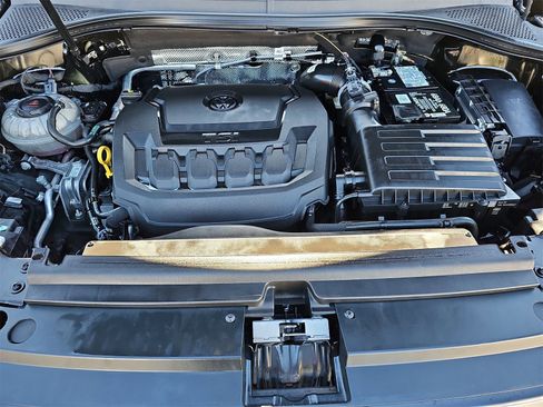 Certified 2022 Volkswagen Tiguan SE R-Line image 34