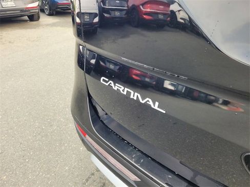 Used 2024 Kia Carnival LX image 6