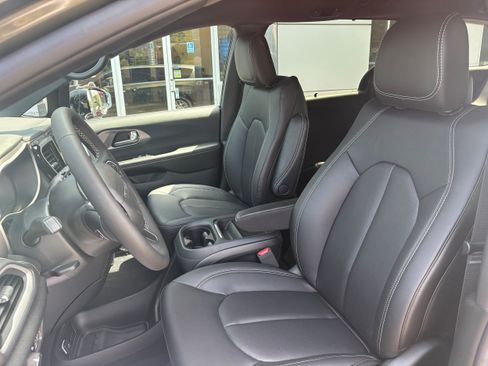 New 2027 Chrysler Pacifica Select FWD image 18