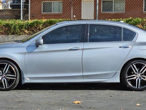 Used 2016 Honda Accord Touring image 2