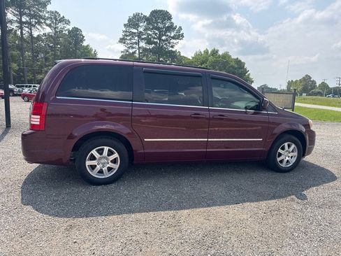 Used 2009 Chrysler Town & Country Touring FWD image 12