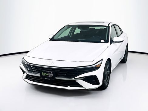 Used 2025 Hyundai Elantra SEL FWD image 3