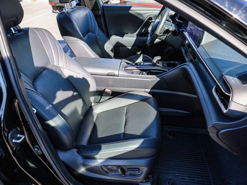 Used 2023 Toyota Crown Limited image 9