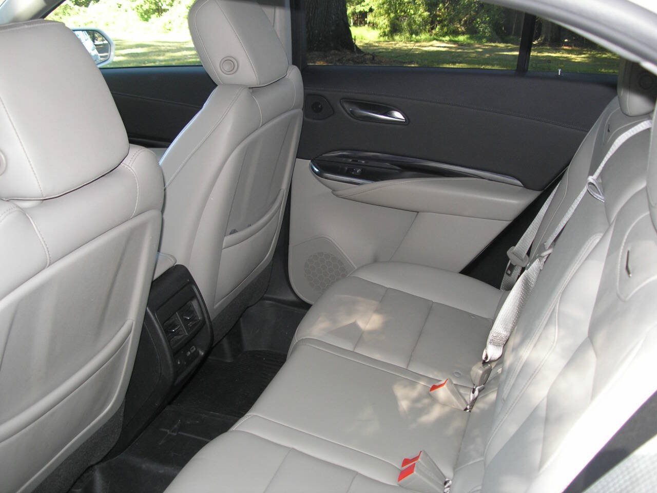Used 2019 Cadillac XT4 Luxury w/ Cold Weather Package FWD image 4