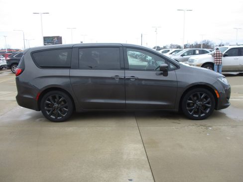 Used 2018 Chrysler Pacifica Touring Plus w/ S Appearance Package image 5