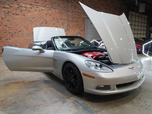 Used 2006 Chevrolet Corvette Convertible w/ Preferred Equipment Group RWD image 24