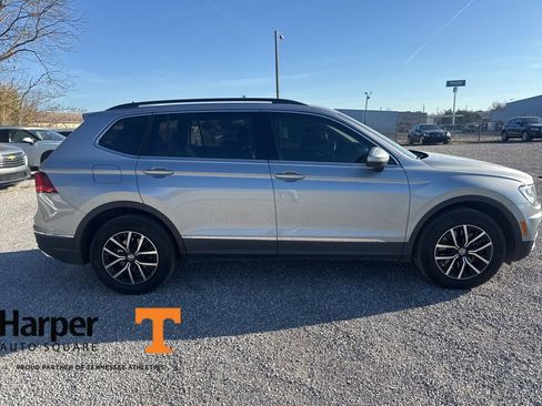 Used 2021 Volkswagen Tiguan SE w/ Panoramic Sunroof Package image 6