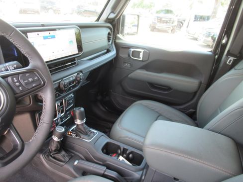 Certified 2025 Jeep Gladiator Mojave w/ Convenience Group AWD/4WD image 19