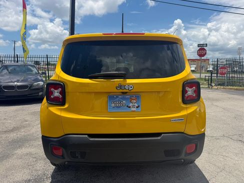 Used 2017 Jeep Renegade Latitude w/ Popular Equipment Group FWD image 5