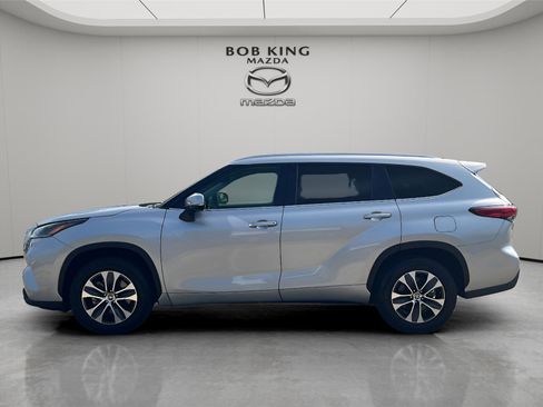 Used 2021 Toyota Highlander XLE image 2