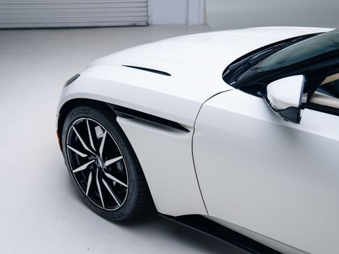 Used 2020 Aston Martin DB11 Volante image 16