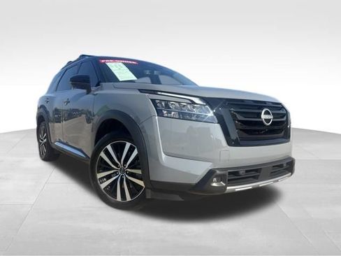 Used 2023 Nissan Pathfinder Platinum AWD/4WD image 2
