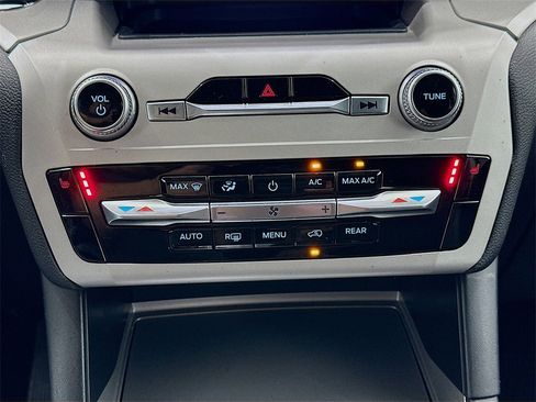 Used 2024 Ford Explorer XLT image 15