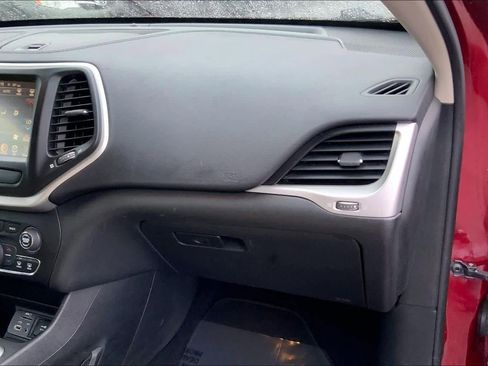 Used 2017 Jeep Cherokee Latitude w/ Comfort/Convenience Group image 18