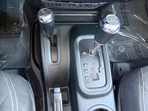 Used 2017 Jeep Wrangler Unlimited Sahara w/ Connectivity Group AWD/4WD image 20