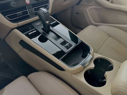 Used 2025 Porsche Macan image 20