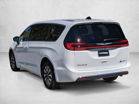 Used 2023 Chrysler Pacifica Touring-L image 9