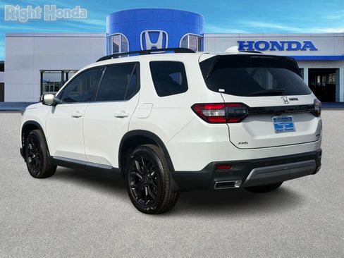 Used 2025 Honda Pilot Touring image 4