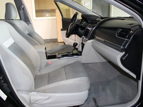 Used 2012 Toyota Camry LE FWD image 21