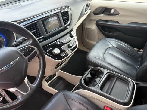 Used 2020 Chrysler Pacifica Touring-L image 17