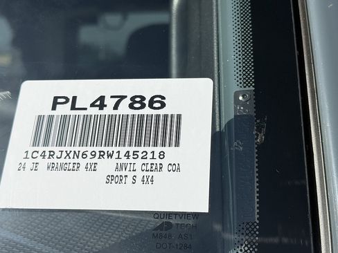 Used 2024 Jeep Wrangler Unlimited AWD/4WD image 9