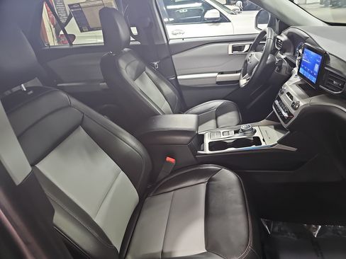 Used 2024 Ford Explorer XLT w/ Equipment Group 202A RWD image 10