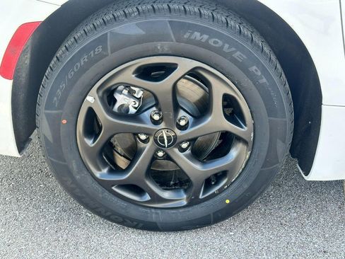 Used 2024 Chrysler Pacifica Limited image 6