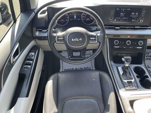 Used 2022 Kia Carnival LX image 11