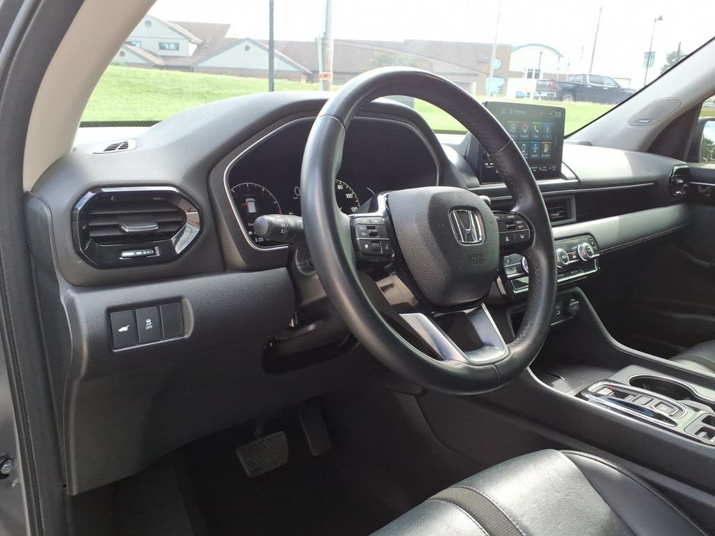 Used 2024 Honda Pilot Touring image 14