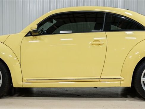 Used 2013 Volkswagen Beetle 2.5 FWD image 2