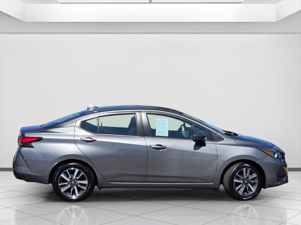 Used 2024 Nissan Versa SV FWD image 4