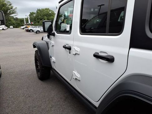 Used 2023 Jeep Wrangler Unlimited w/ Cold Weather Group AWD/4WD image 10