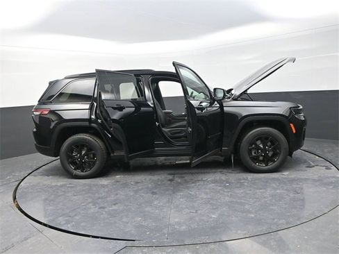 New 2026 Jeep Grand Cherokee Altitude image 32