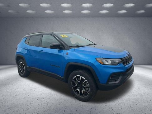 Used 2025 Jeep Compass Trailhawk AWD/4WD image 1