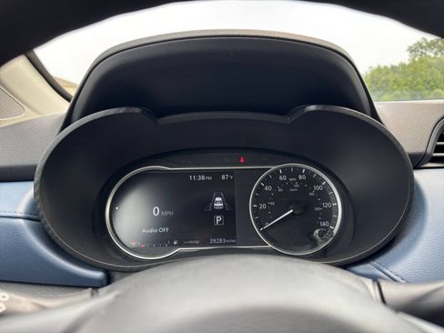 Used 2025 Nissan Versa SV FWD image 38