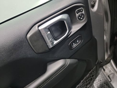 Used 2018 Jeep Wrangler Unlimited Sahara image 14