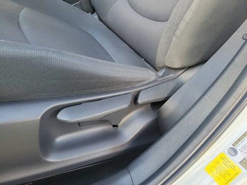 Used 2020 Toyota Corolla LE FWD image 5