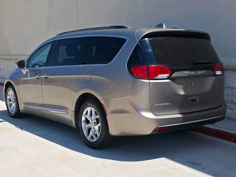 Used 2017 Chrysler Pacifica Touring-L w/ Tire & Wheel Group FWD image 6